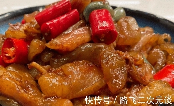油泼蹄筋,这道菜的特色是色泽鲜艳,味美爽口