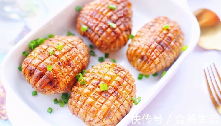 土豆的创意吃法，放进烤箱里面一烤，外脆里软，相当好吃