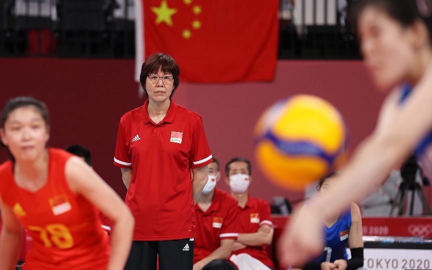 回国|中国女排回国!机票从9号改4号,从自信争冠到失算,留给郎平2天