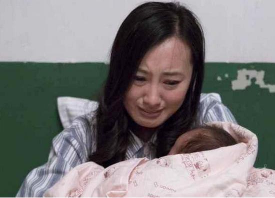 剪刀|4年前因吃奶太用力,被妈妈用剪刀划伤脸的男婴,现状如何了?