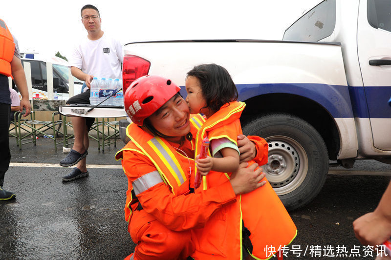 人心|河南暴雨救援现场，这些画面温暖人心