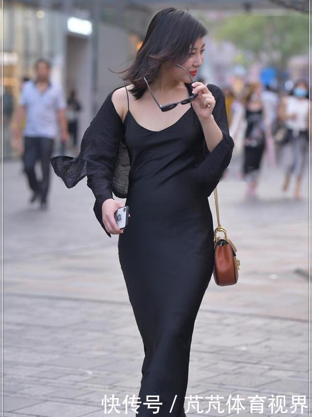 黑丝裙配橘红链子裙,大气端庄,精致时尚