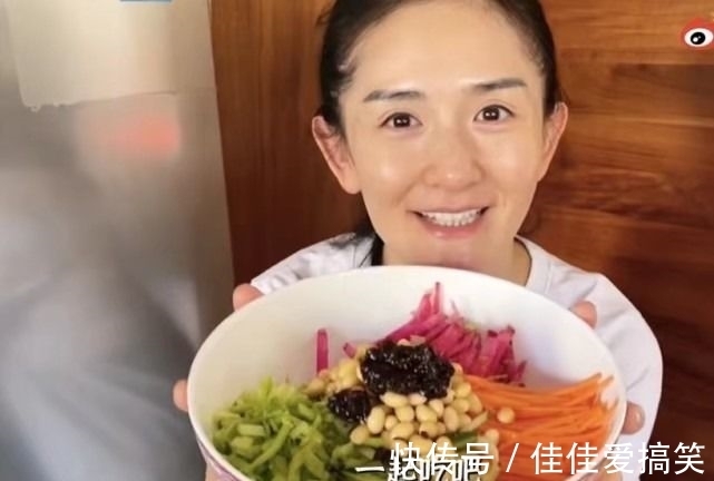 谢娜在家做炸酱面,老公视角下,娜姐笑容甜美,幸福感溢出屏幕