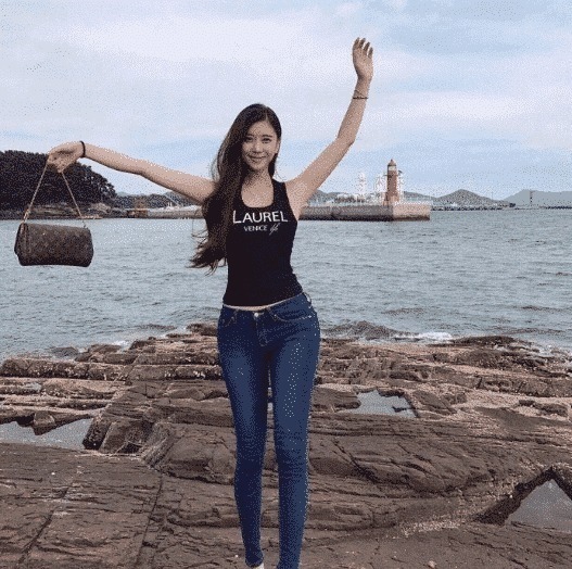 街拍牛仔裤穿搭,微胖的身材也可以穿搭很自信