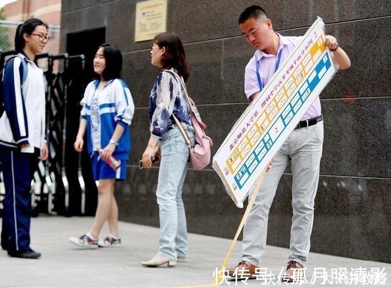 父亲|为参加小学家长会,父亲把衣服“反过来”穿,被其他家长夸情商高