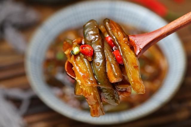 玉米淀粉|茄子我就服这做法，酱香浓郁软糯入味，比肉还抢手，米饭要备足