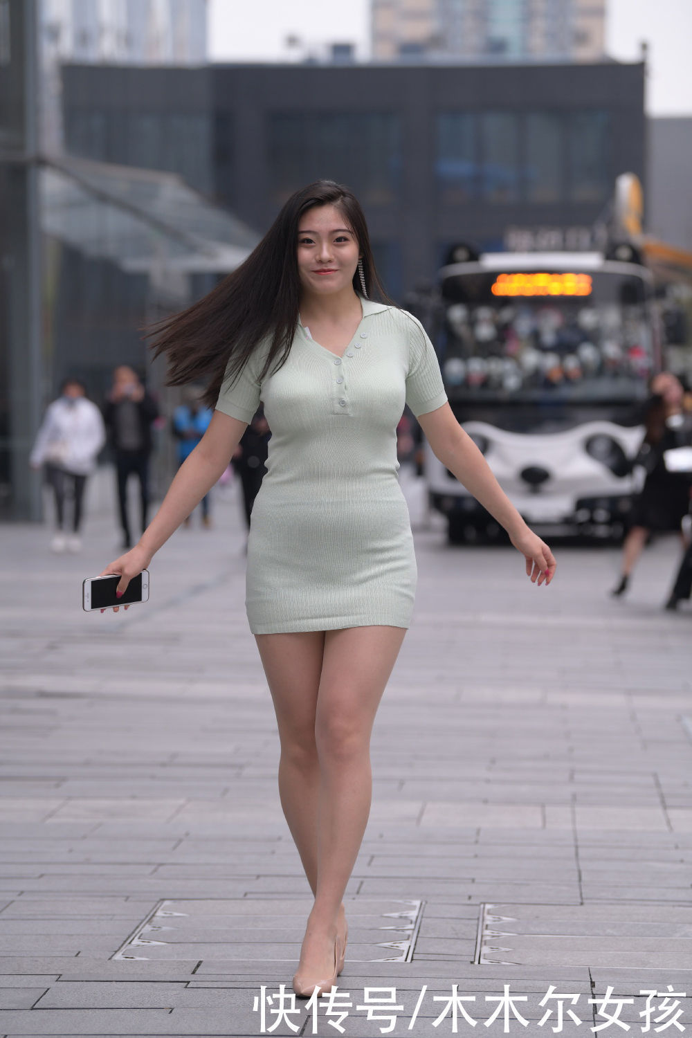 微胖型|微胖型身材，夏日首选针织裙，显瘦又显气质，造型靓丽优雅迷人