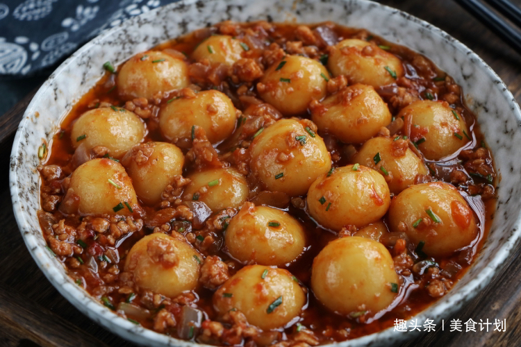 夏天就馋土豆新吃法，搓一搓蒸10分钟，出锅汤汁一滴不剩！