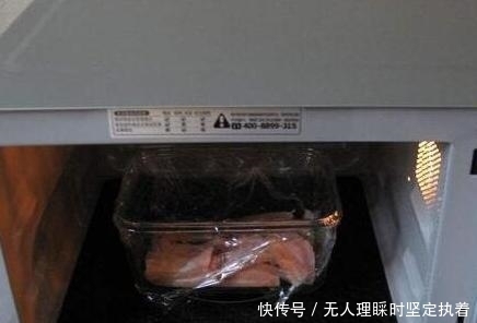 解冻猪肉会被水泡错的!教你小妙招,快解冻,像小鲜肉一样