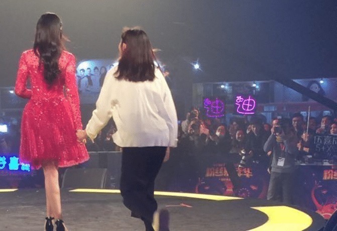 迪丽热巴|迪丽热巴意外摔坏粉丝手机，脱口而出7个字后，在场的群众都惊了