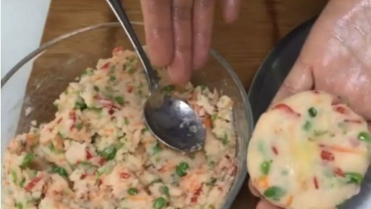 土豆饼|土豆新吃法，不用炒，不用炖，比烤肉还香，一定要做给最爱的人吃