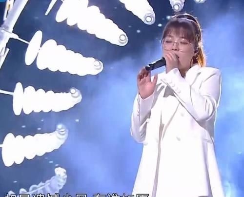 她是《好声音》最年轻冠军，因“另类”走红，才一年就沦为路人！
