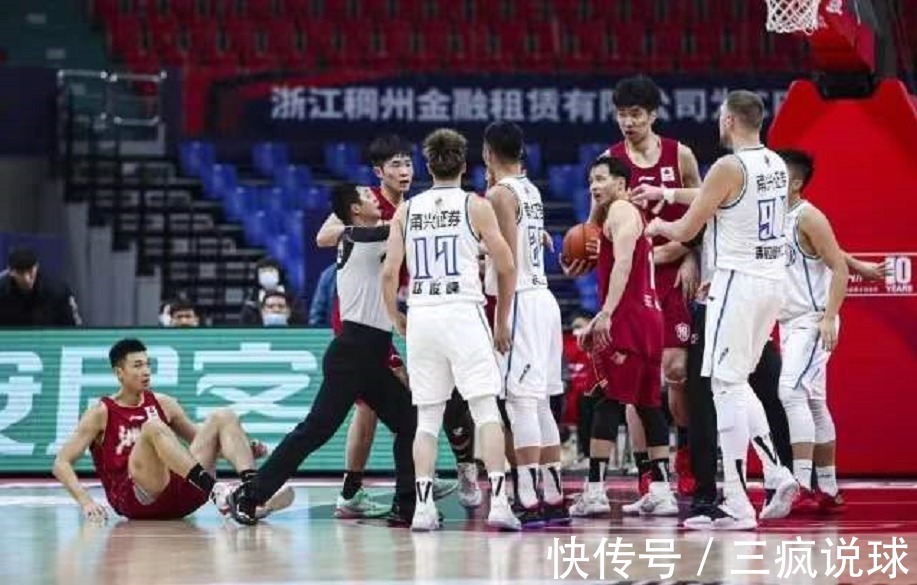 张彪|CBA火爆一幕！朱旭航恶犯后还嚣张挑衅，引爆9人冲突，或追加制裁