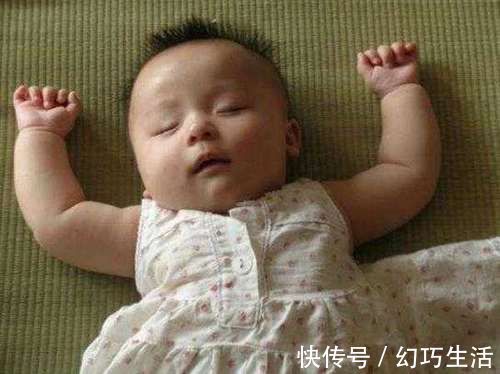 安全感|新生儿“投降式睡姿”会累吗了解真相后,妈妈再也不给宝宝纠正了