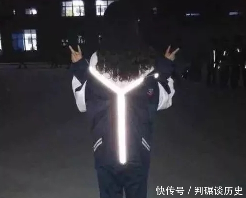 学校|校长为防止“早恋”设计新款校服，看到成品后，网友：狠！