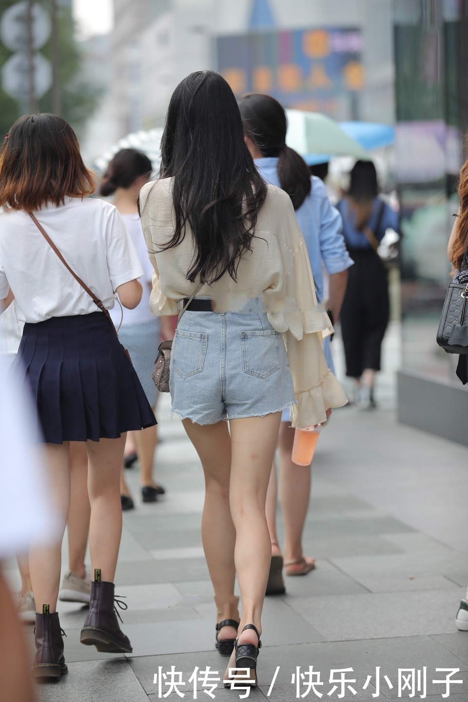 喝喝|相当自信的微胖女孩!爸爸喜欢的类型,好想过去帮她买杯咖啡喝喝