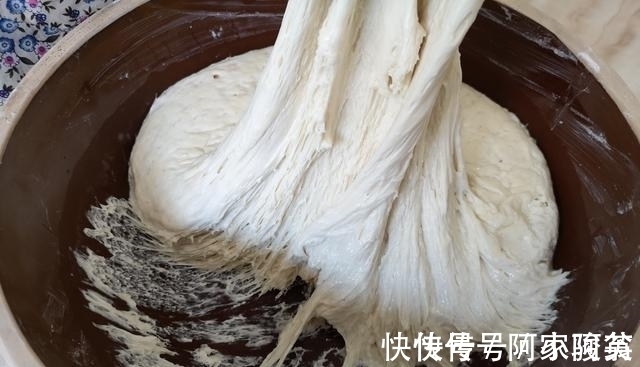 要想发面快，别只放酵母，面点师傅教你小窍门，10多分钟就发满盆