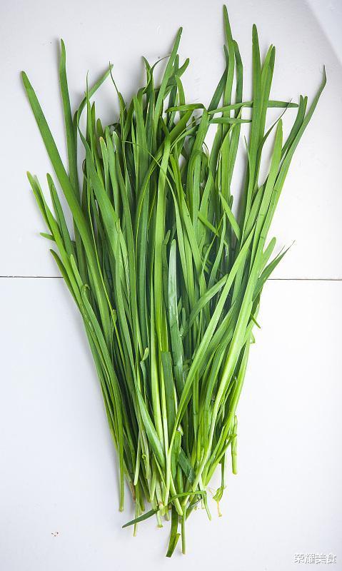 买韭菜时，到底是买细叶还是宽叶，记住这口诀，别再瞎买了
