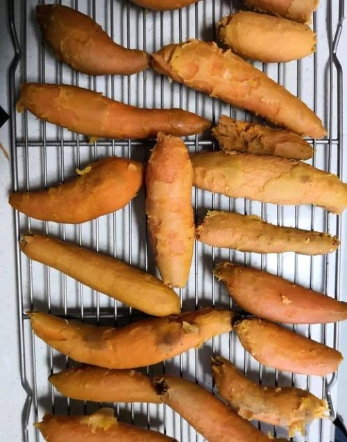 不油炸，热的时候红薯片是软的，简单几步，又酥又脆