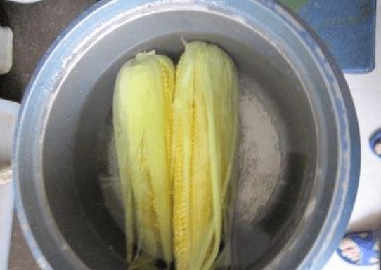 比买|煮玉米时,只放清水就错了,多加一点“它”,鲜甜软糯,比买的香