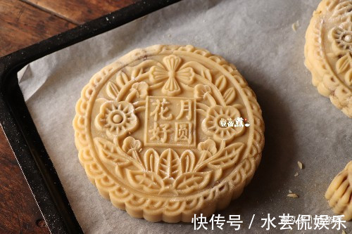 低筋面粉|一斤多重的月饼有六个蛋黄,没等回油,就被抢走吃掉,有那么馋吗