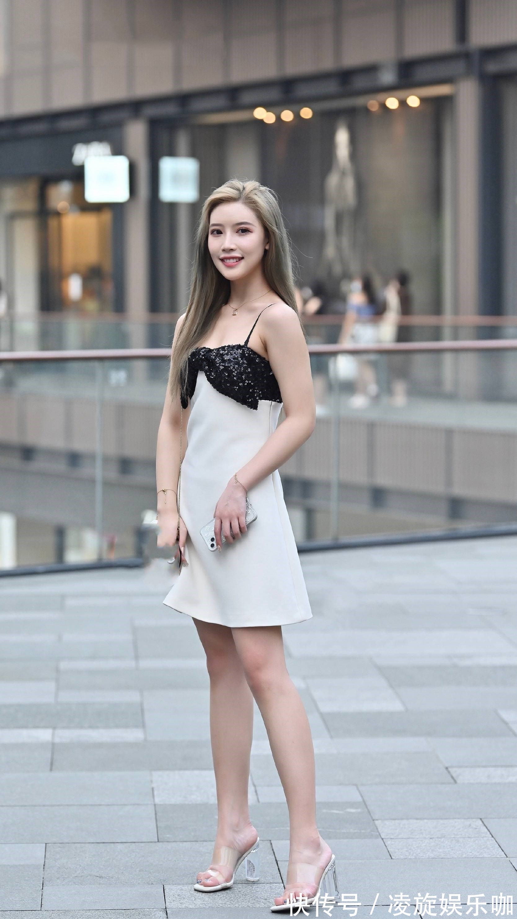 蕾丝 天热了,美女们穿上珍藏已久水晶高跟凉鞋,容易搭配还显身材