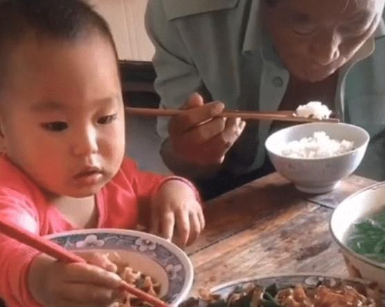 爷爷|“你养我长大,我陪你变老”,萌娃瞪大眼睛,为爷爷“夹菜”火了