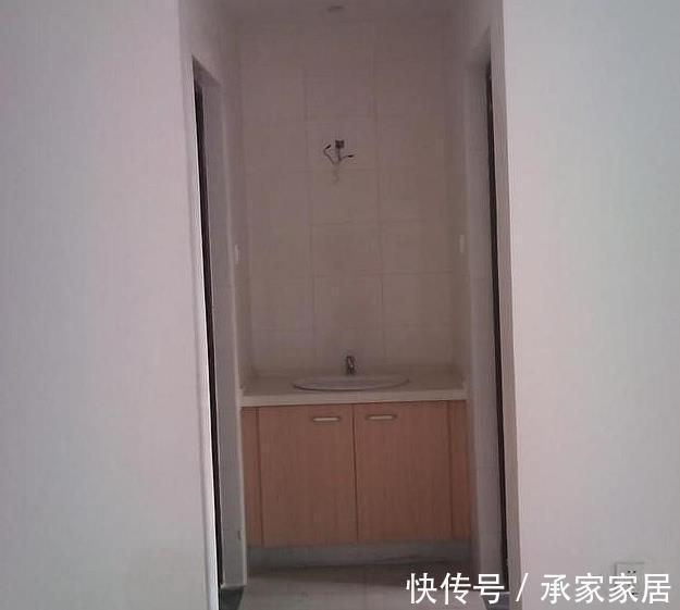 客厅|46平的公租房,没有卧室床直接放客厅,保证你们没见过!
