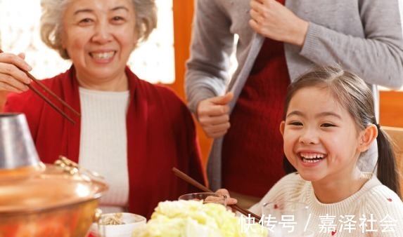 汤泡饭|吃一次相当于吃8个塑料袋,父母还在给孩子吃,发育慢长得矮