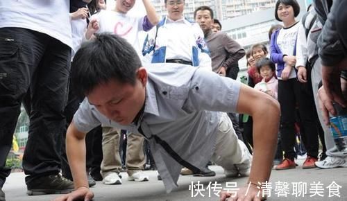 身体素质|男性每天做俯卧撑,会有什么作用一次做多少个俯卧撑更好呢