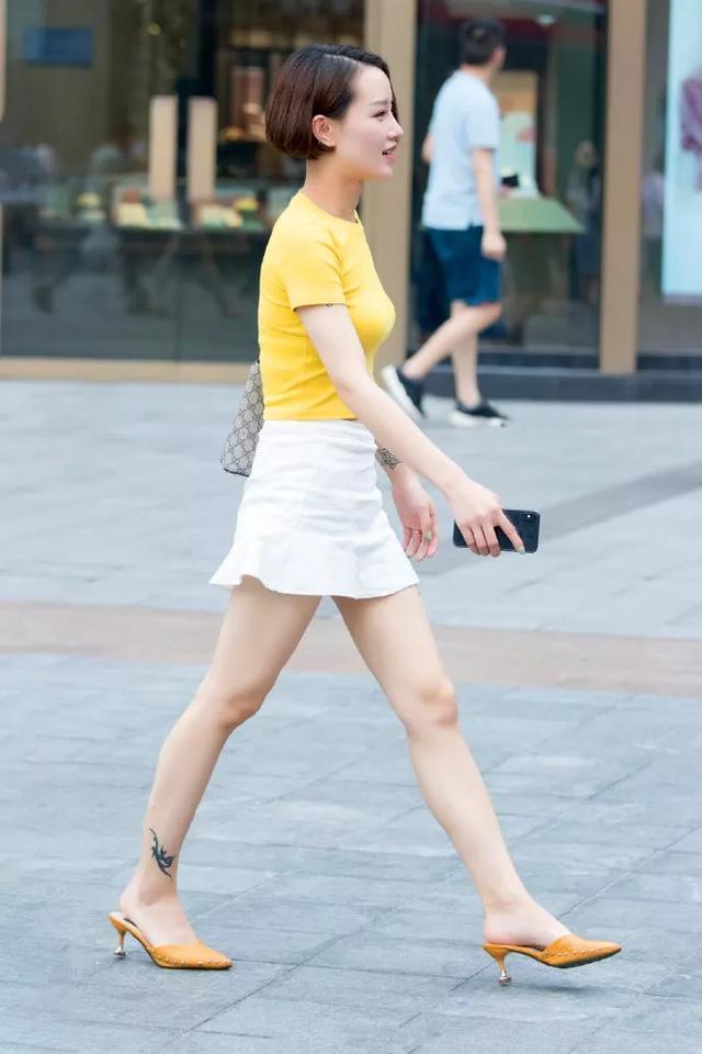 气质|有着一头气质短发的小姐姐,微微荷叶边的裙摆,让她显得更加的浪漫