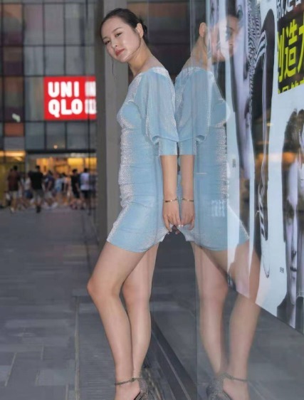 浅蓝色 浅蓝色一字肩连衣裙搭配系带高跟鞋,光鲜靓丽,优美迷人