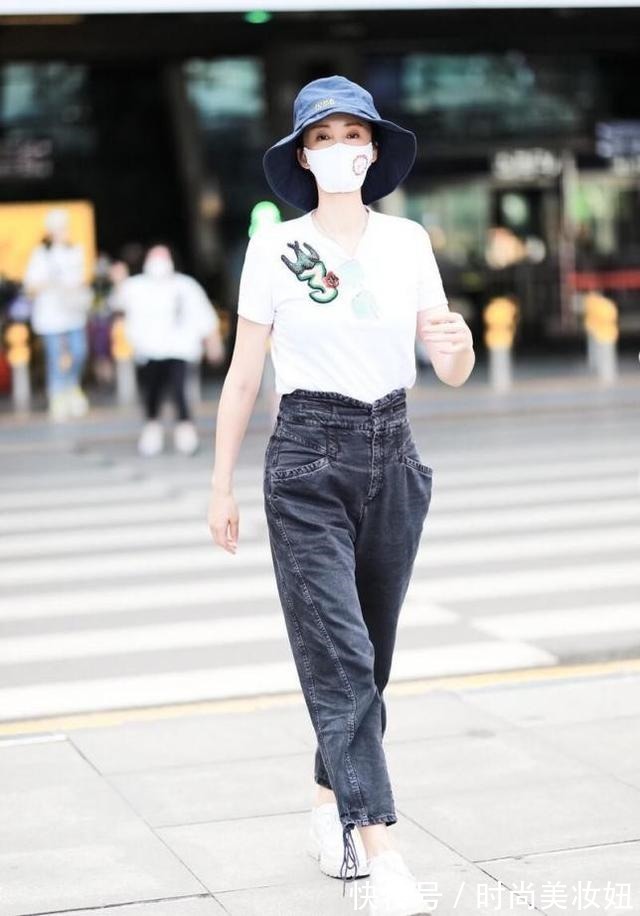 紧身裤|吉娜生娃后身材没走样,穿T恤配紧身裤走机场,“竹竿腿”太抢镜