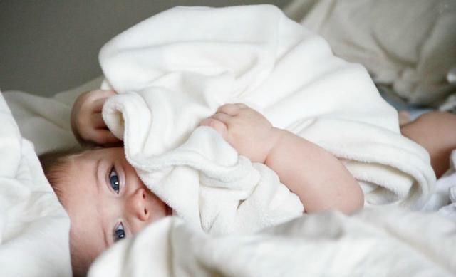 小月龄|趴在妈妈胸前不知道找什么,想打又不舍得打,画面温馨伴随着搞笑