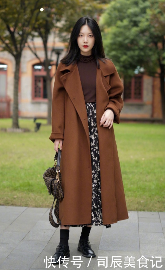 长大衣下面不一定穿裤子,今年冬天流行这样穿,优雅知性提气质