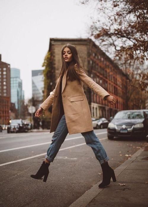  皮靴＋大衣，这样穿可以轻松展露气场，很适合职场风女生