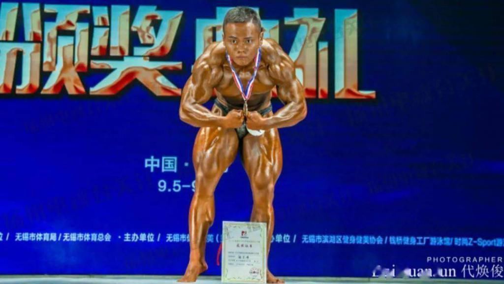 坦克|张恩瑞“小胖墩”蜕变“小坦克”全国健美大赛夺魁