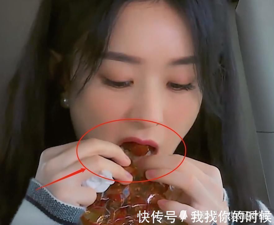 赵丽颖吃饭没带筷子,看清她用什么代替筷子时,这才是收视女王的体面