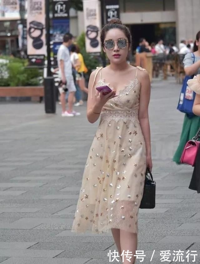 街拍：连衣裙简约大方又不失美感，营造高贵美丽的强大气场！