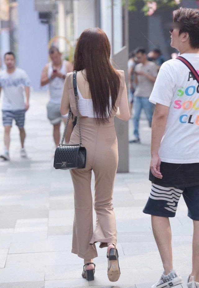 吊带上衣搭配卡其色套装高雅气质,束脚高跟鞋更是铸造了精致脚型