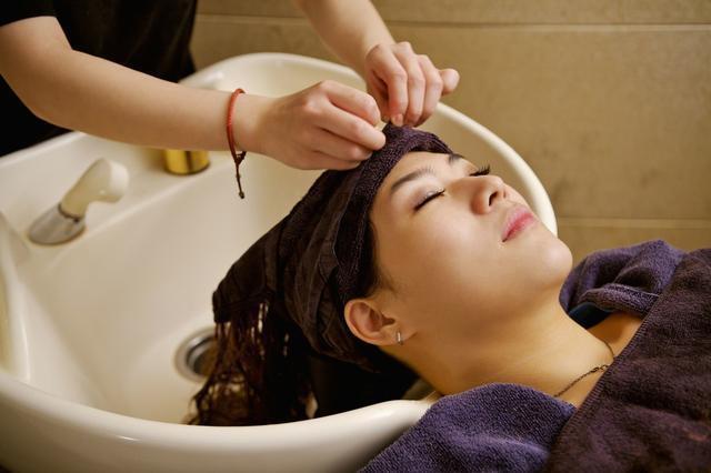 冬天头发干枯怎么护理,做好这4点,让头发保持乌黑亮泽