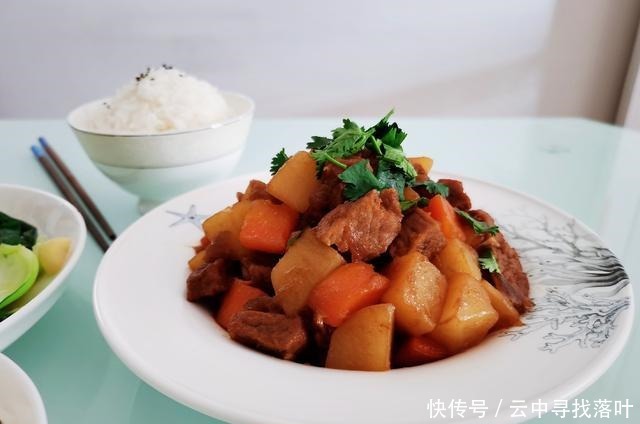  土豆|土豆炖牛肉家常做法简单几步，牛肉软烂，土豆绵糯，味道鲜香