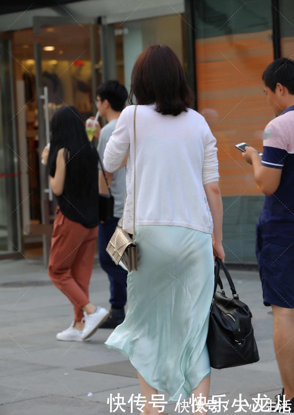 洋气感|穿真丝连衣裙的90后辣妈,淡青的配色,高级中透露出洋气感