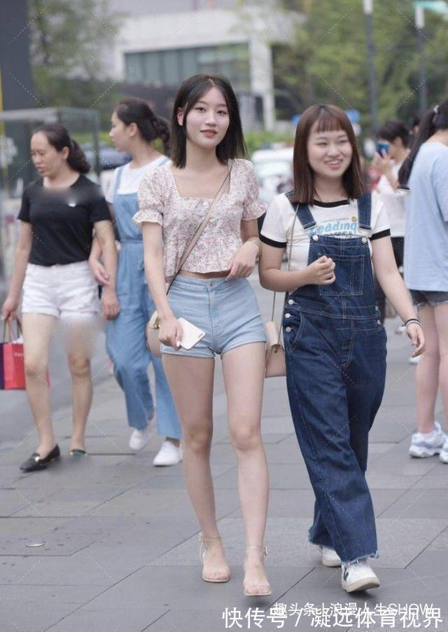 蕾丝 清新可爱的小姐姐,花纹图案上衣搭配浅蓝色热裤,活力满满