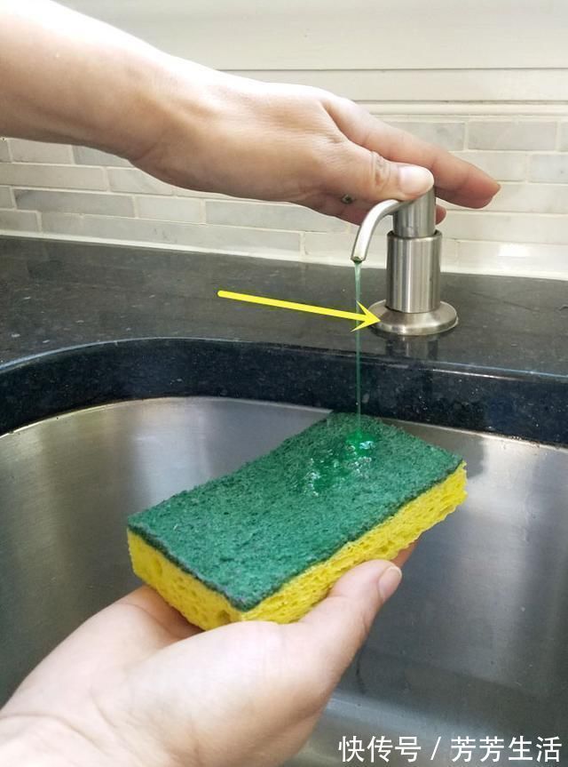 洗了这么多年的碗,才知道打开水槽上的小孔,塞一根软管方便洗碗