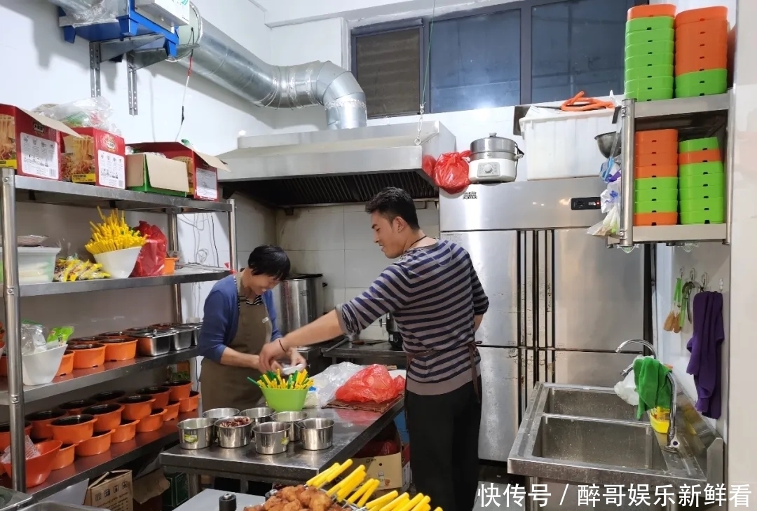 诗和远方|80后火锅店老板太酷了,贴条放假说走就走,已经不是第一次了