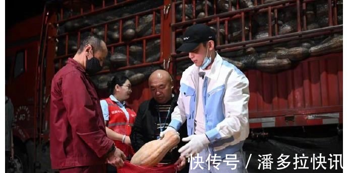 跑男团学开挖掘机,又助农卖菜,《奔跑吧》越来越接地气了!