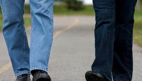 高跟鞋|经常散步的人留个神,走路时若出现5种现象,可能越走离健康越远