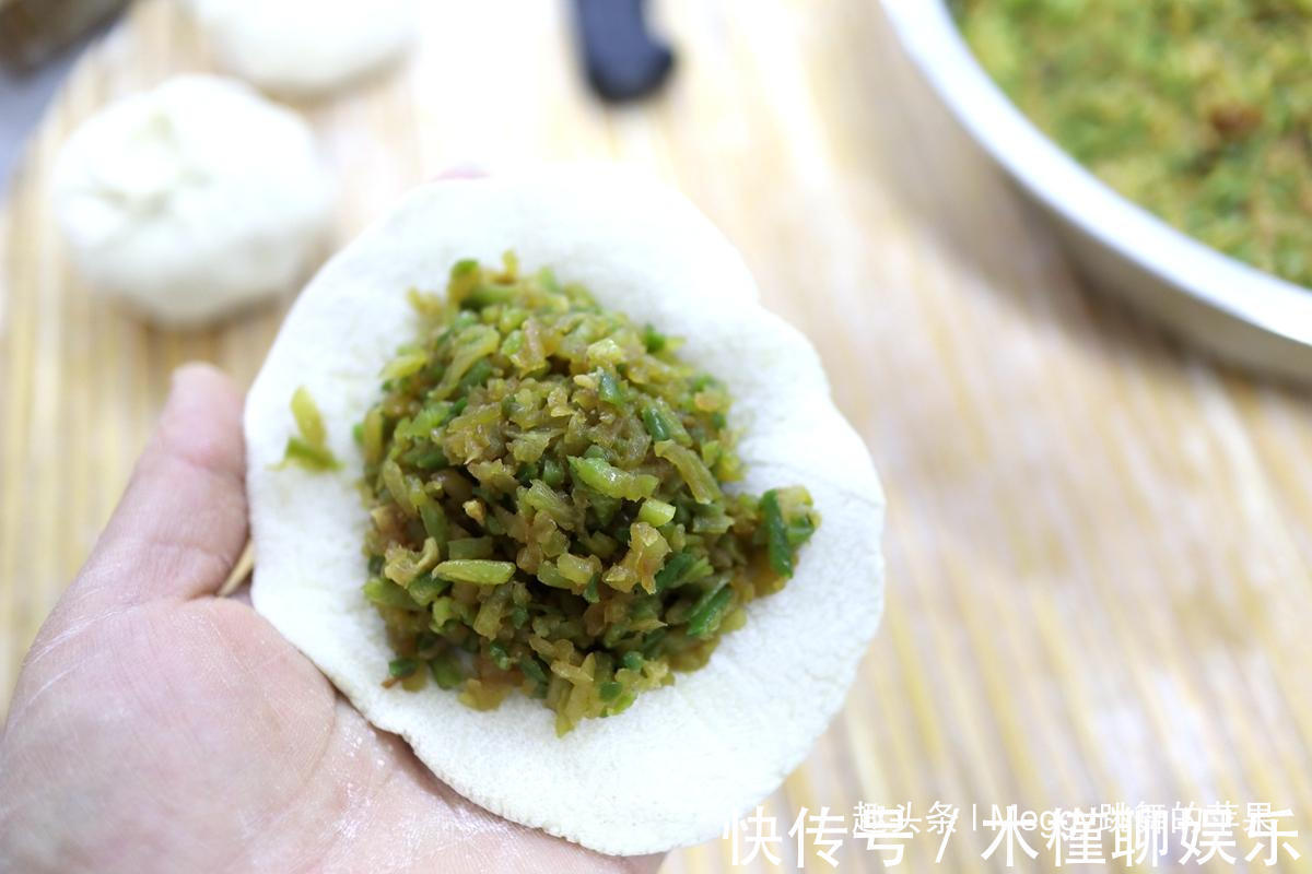面团|三个萝卜一盆面，蒸出的大包子比肉香，越吃越香！