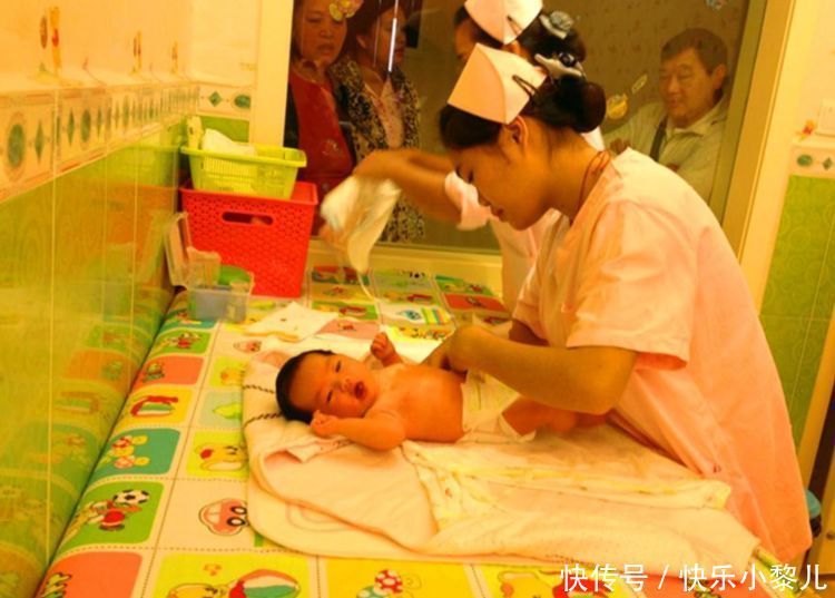 屁屁|新生儿成功娩出后,给产妇看的第一眼是屁屁?护士做法“没毛病”